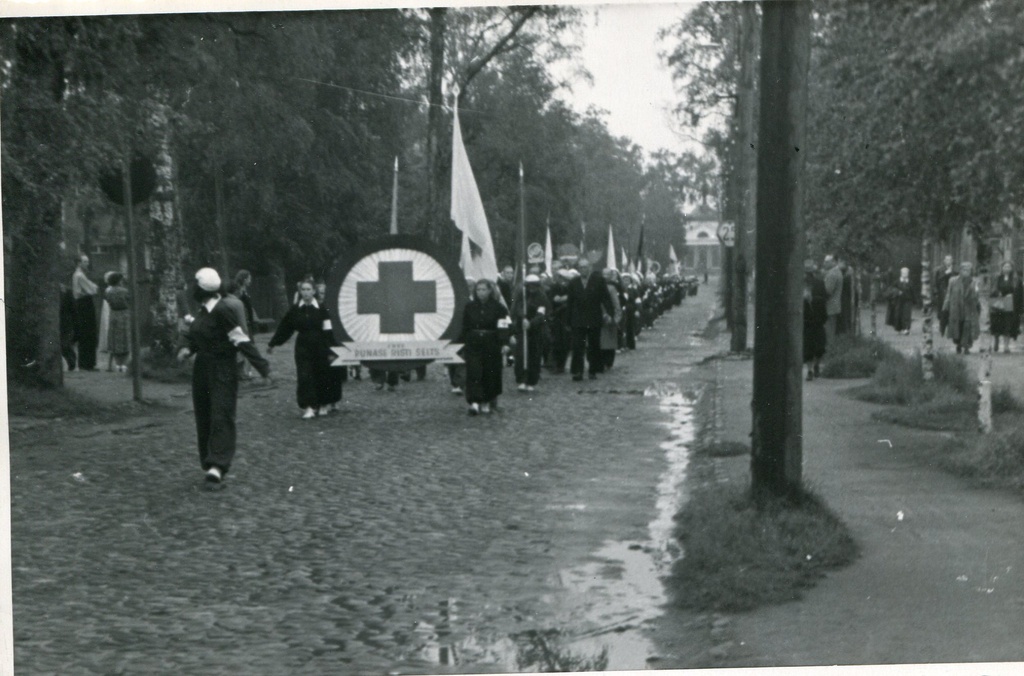 Participants of the Republican Red Cross Society's Sanitary Sales competition in Pärnu train walk