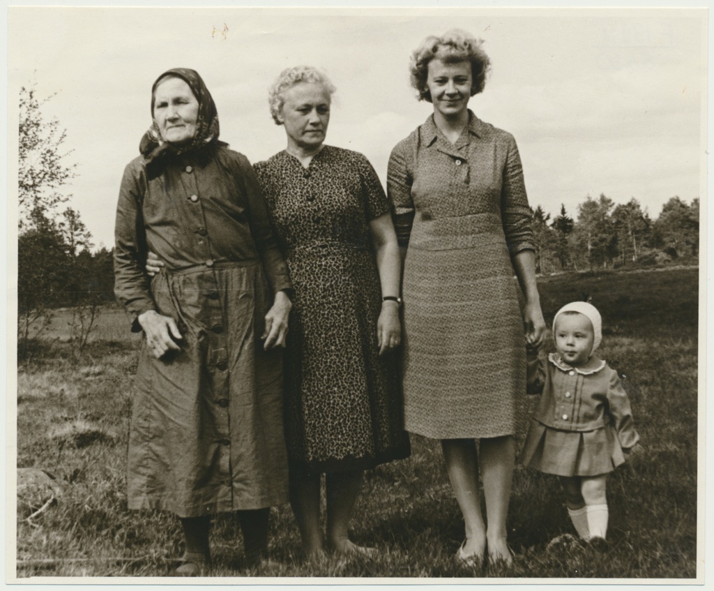 foto, A. Pärnakivi vanaema, ema ja tütrega, 1963, Karksi