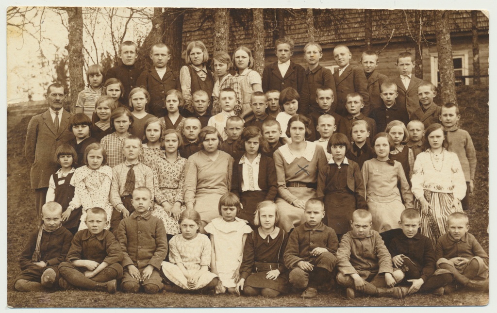 foto, Viljandimaa Tölli kool, grupp kooli ees, pidulik riietus, u 1930, foto A. Järvekülg