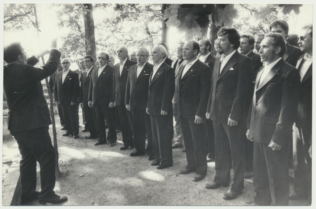 foto, Viljandi, meeskoor Sakala, heliloojate Kappide haud, u 1980