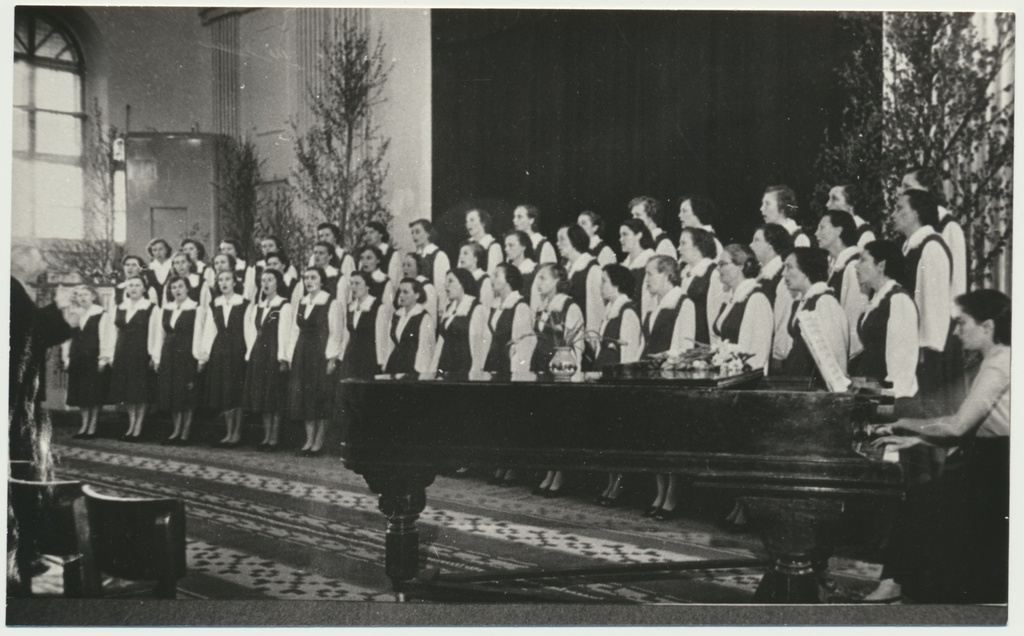 foto, Viljandi 1. keskkooli naiskoor Tungal, 1968