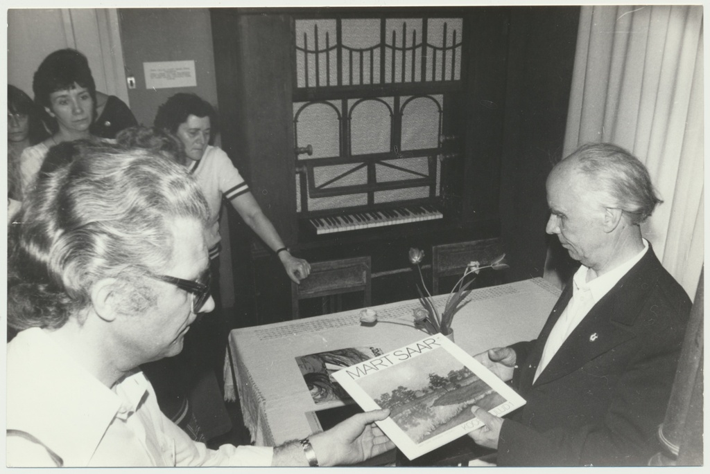 foto, Viljandimaa, Läti naiskoor Sakta dirigent ja Rein Joost, Hüpassaare muuseum, u 1980