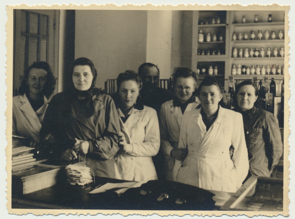 foto, Viljandi, Tartu tn 1 apteegi töötajad, 1947