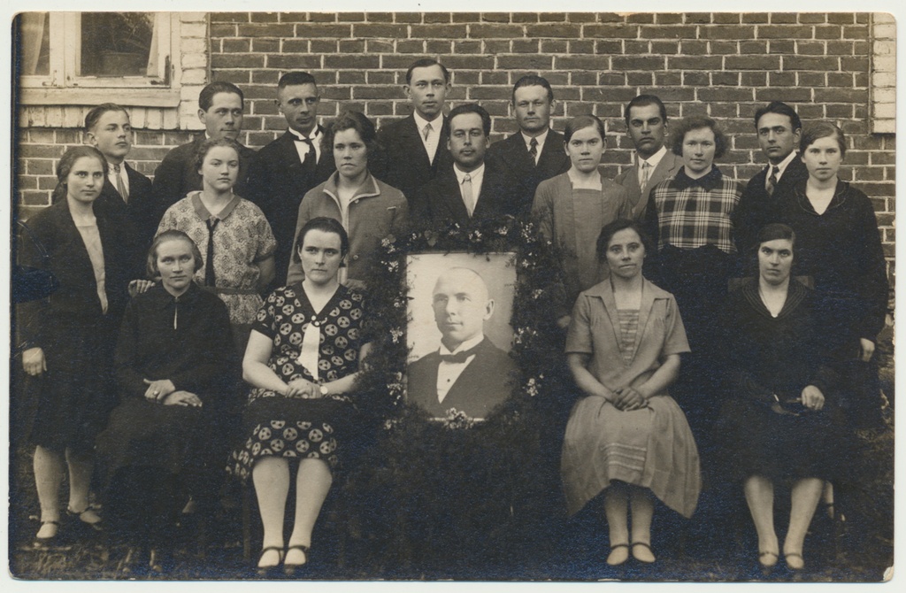 foto, Viljandimaa, grupp Vana-Kariste vallamaja ees Jaan Sosi pildiga, u 1928