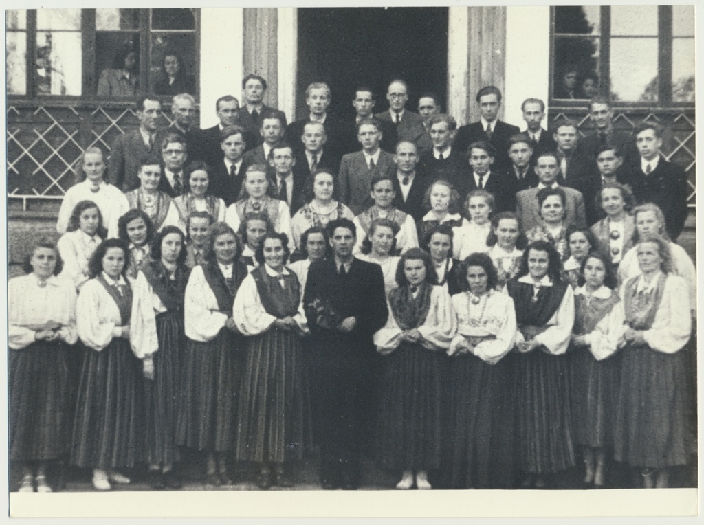 foto, segakoor Koit, Kõpu koolimaja trepil, 1951