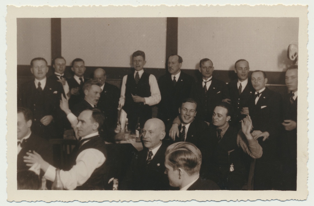 foto, Viljandi Helikunsti Seltsi meeskoor, peolauas, u 1935