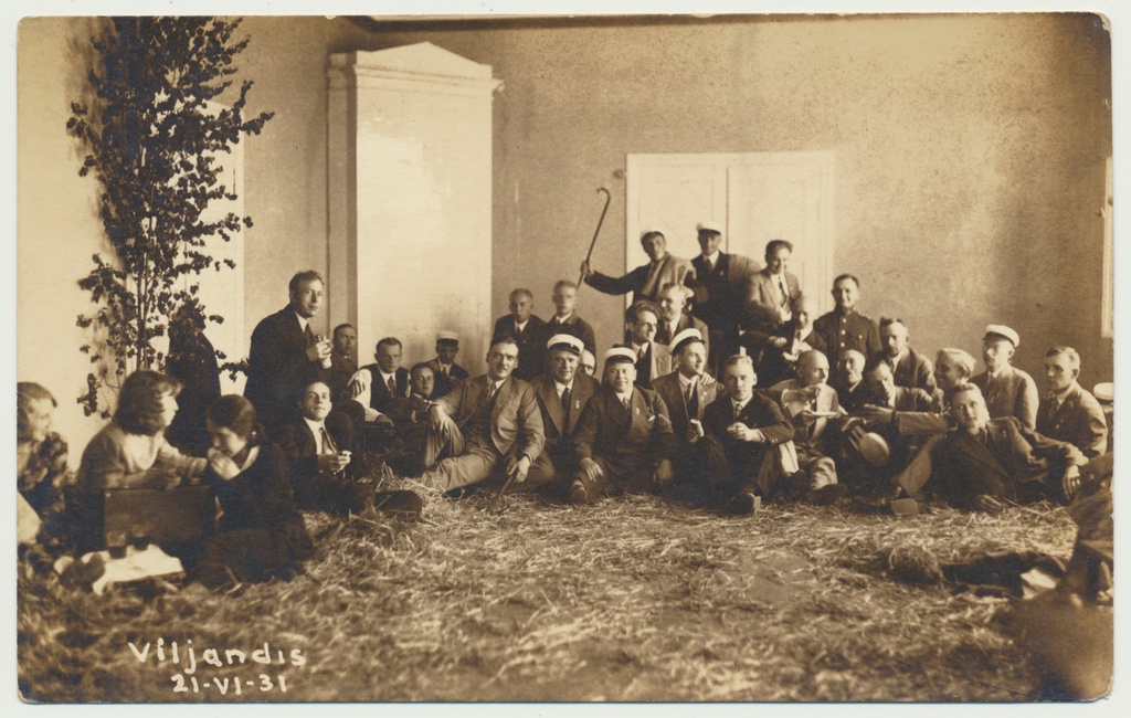 foto, Viljandi Helikunsti Seltsi meeskoor, pidu, õled maas, 1931
