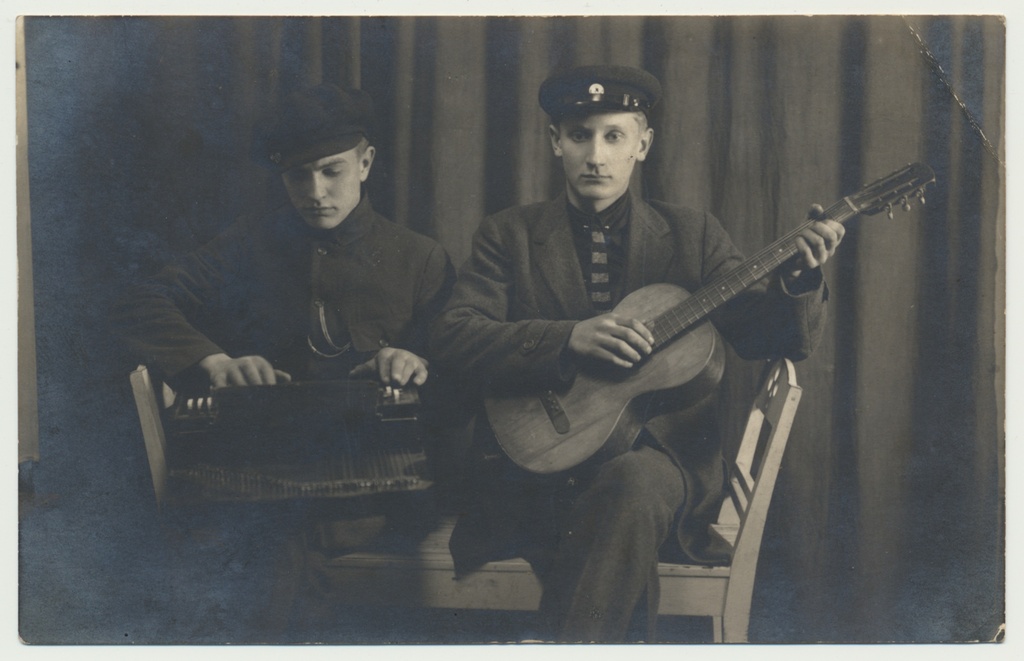 foto, Viljandimaa, 2 pillimeest, sh H. Jõnts, Karksi kihelkond, u 1930