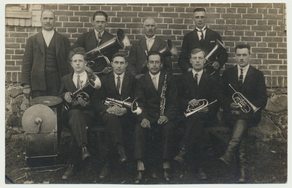 foto, Viljandimaa, Vana-Kariste orkester vallamaja ees, u 1930
