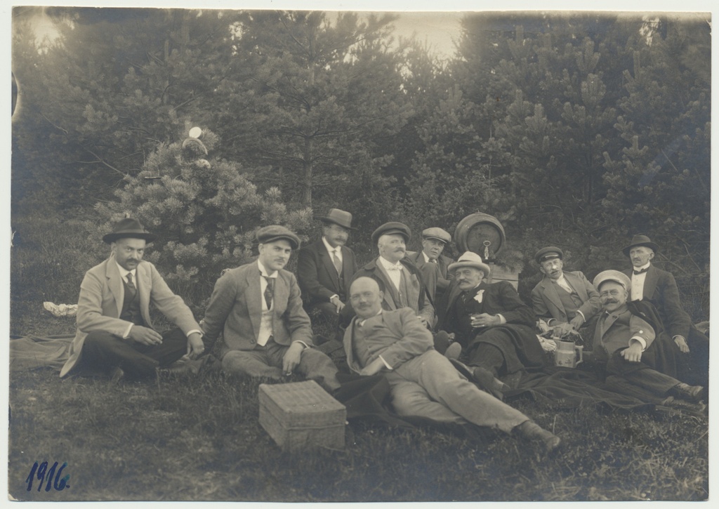 foto, Viljandi seltsi Koit meesliikmed looduses, 1916