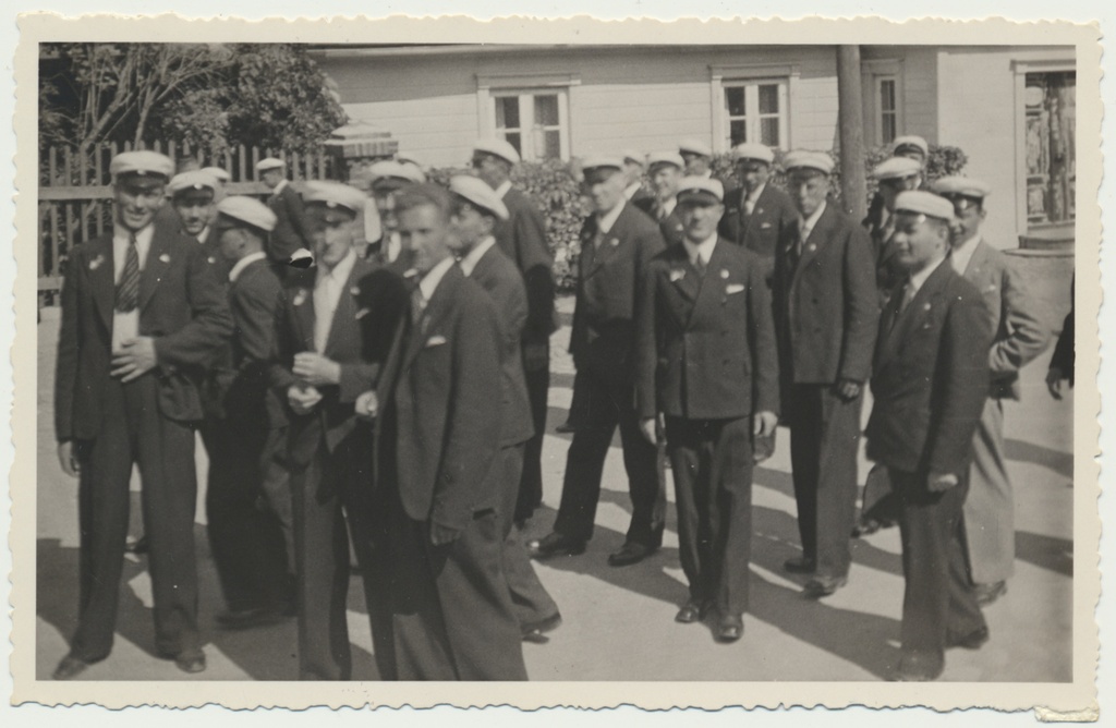 foto, Viljandi Helikunsti Seltsi meeskoor enne ärasõitu Viljandi raudteejaamas, 1937