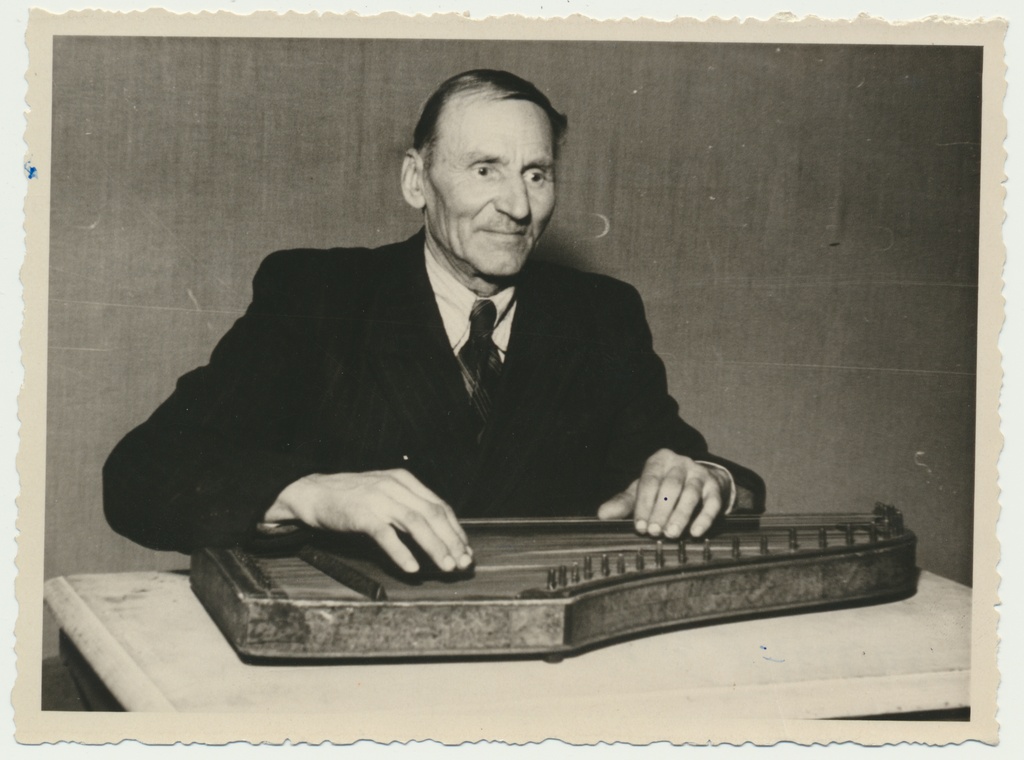 foto, Viljandimaa, kandlemängija A. Kaljuvee, u 1950