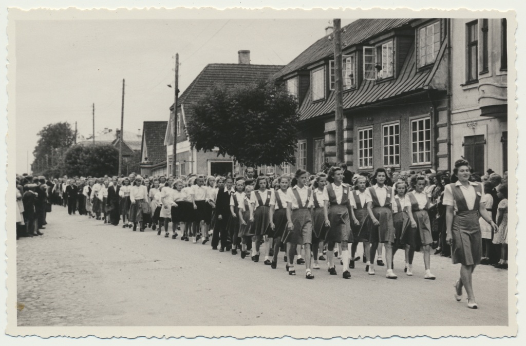 foto joonistusest, rahvariided, Mustjala, naine