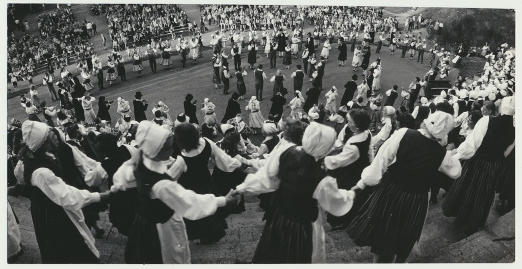 foto, Viljandi lauluväljak, rahvakunstiõhtu Koduõuel, 1973, foto E. Veliste