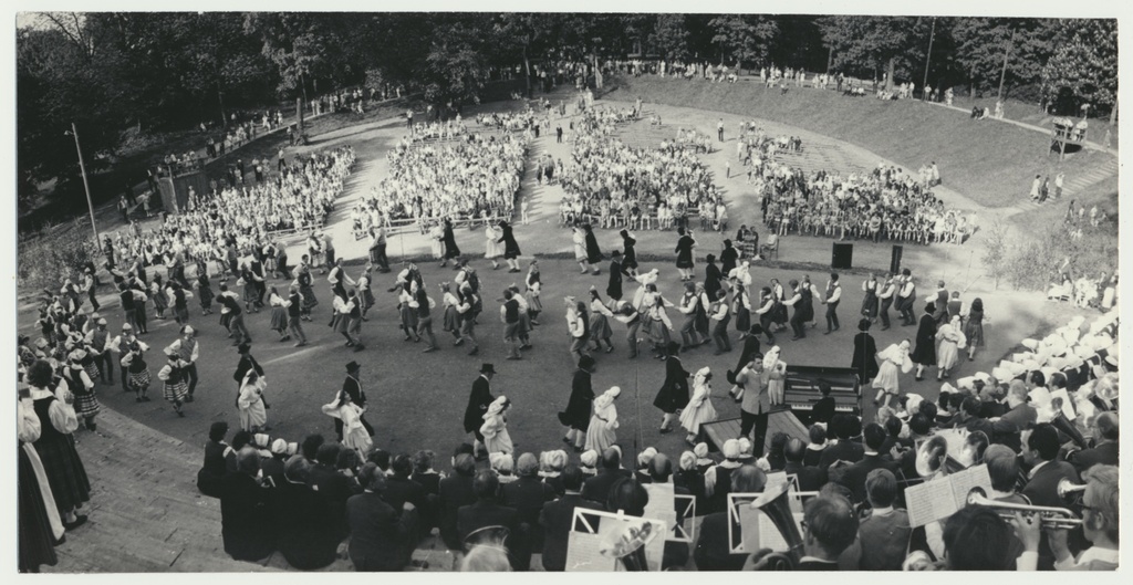 foto, Viljandi lauluväljak, rahvakunstiõhtu Koduõuel, 1973, foto E. Veliste