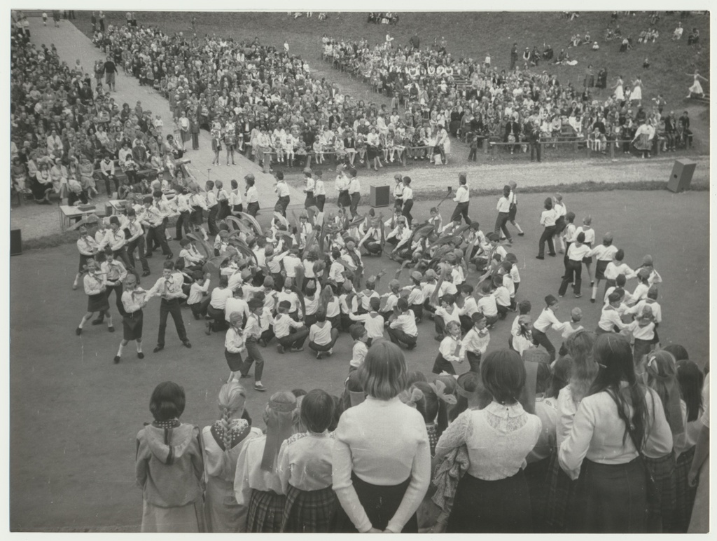 foto, Viljandi lauluväljak, laste kevadpäev, 1983
