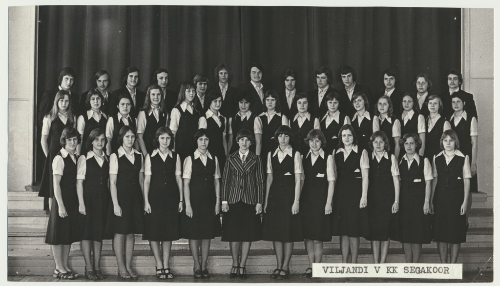 foto, Viljandi 5. Keskkooli segakoor, dirigent L. Rahula, 1977