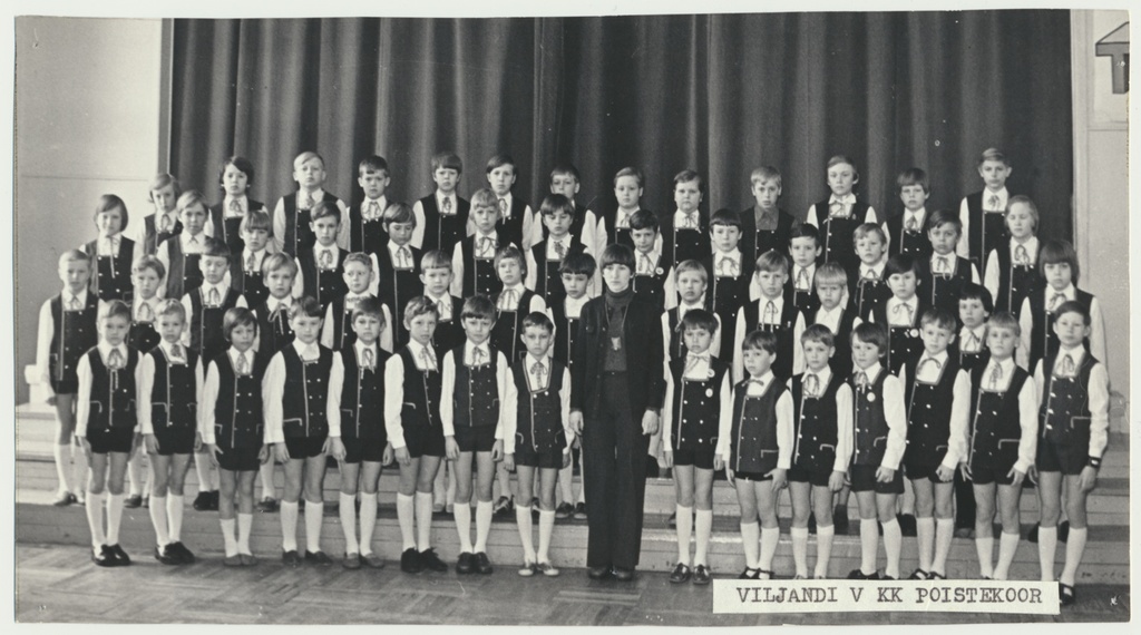 foto, Viljandi 5. Keskkooli poistekoor, dirigent L. Rahula, 1977
