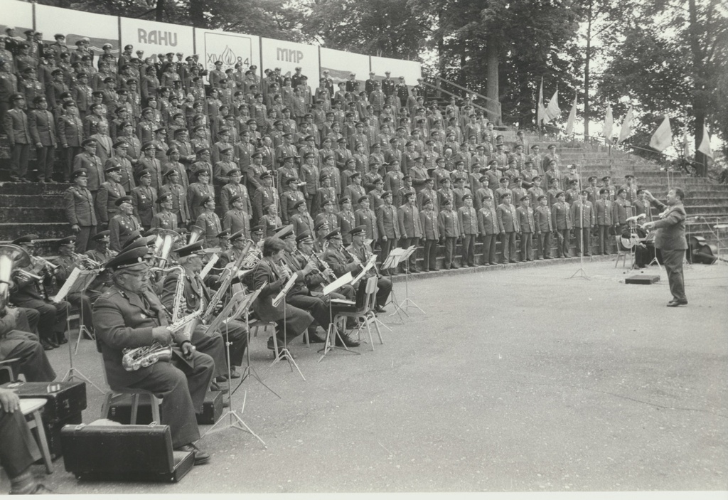 foto, Viljandi lauluväljak, 14. ülevabariiklik rindesõprade päev, koor, orkester, 1984