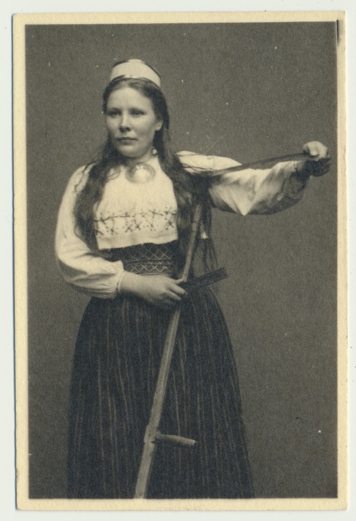 foto, rahvariided, Simuna, neiu, käes vikat