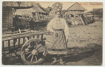 trükipostkaart, rahvariided, Muhu, neiu, taluõuel, 1913, foto J. Pääsuke  duplicate photo