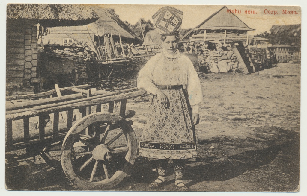 trükipostkaart, rahvariided, Muhu, neiu, taluõuel, 1913, foto J. Pääsuke