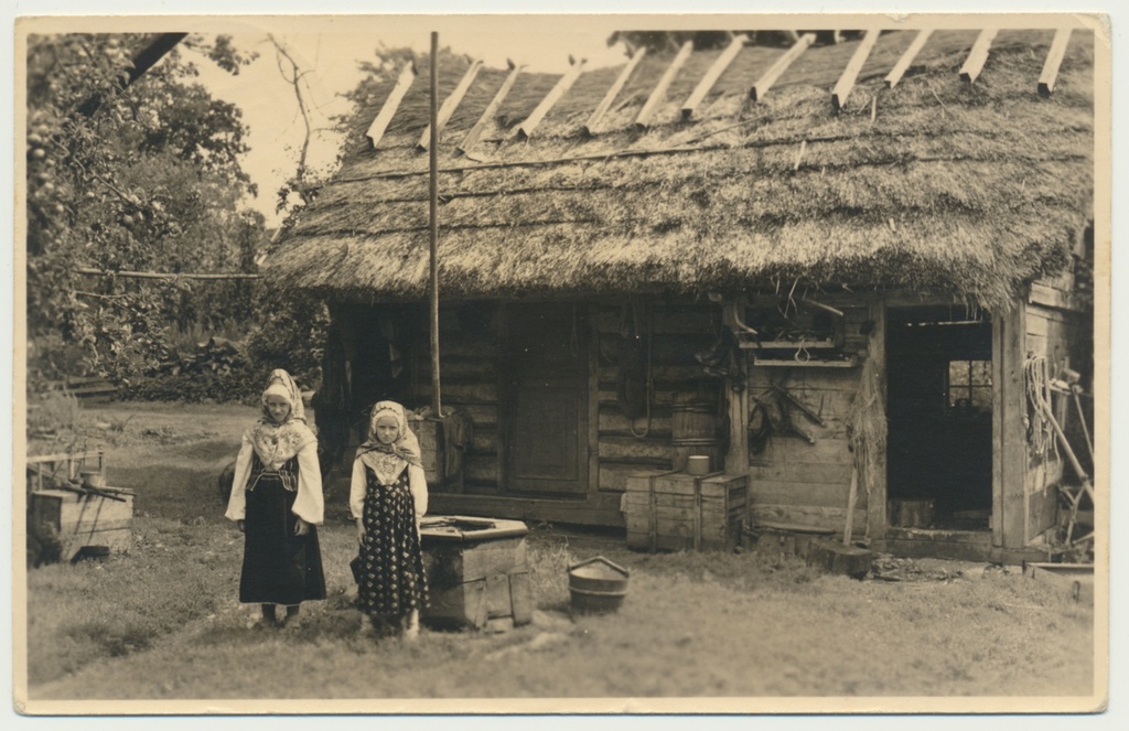 foto, rahvariided, Ruhnu, 2 tüdrukut, u 1925, ERKA-Foto