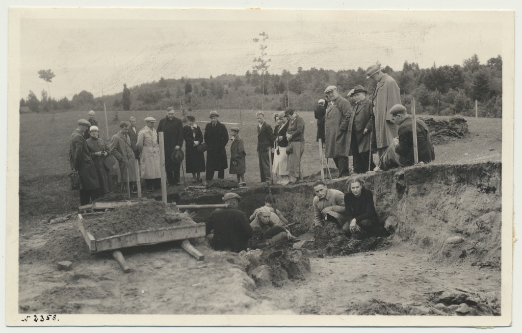foto, Suure-Jaani khk, Lõhavere linnamägi, arheoloogilised väljakaevamised, Viljandi Kodu-uurimise Selts, 1937, foto T. Parri