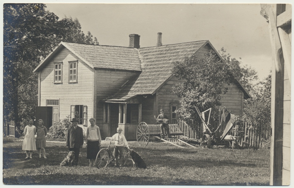 foto, Viljandimaa, Holstre vald, Tõrdu talu, maja, õu, inimesed, niidumasin, looreha, 1930, foto H. Silk
