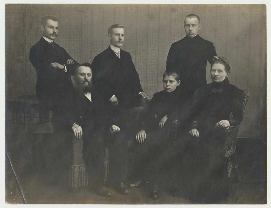 foto, pere Leoke, 26.08.1910, I r Hans, Elmar, Mari, II r Jaan, Hans, Peeter