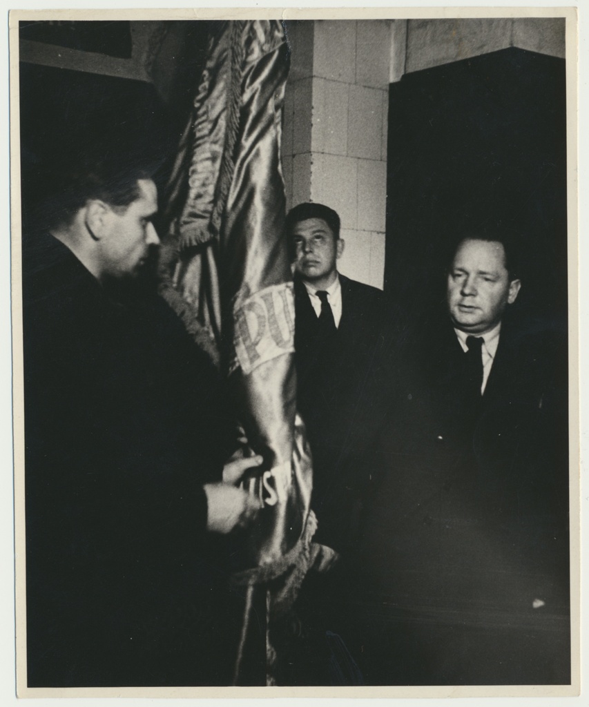 foto, Viljandimaa, rändpunalipu üleandmine, Uusna sovhoos, J. Käbin, 1948