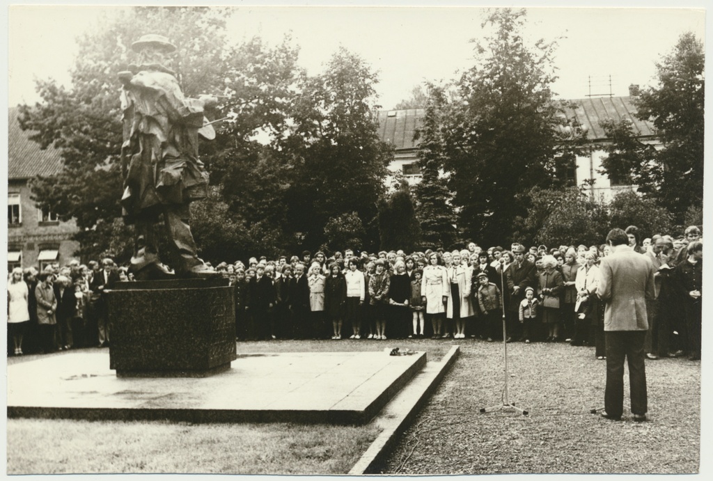 foto, Viljandi, J. Köleri ausamba avamine, 1976, foto L. Vellema