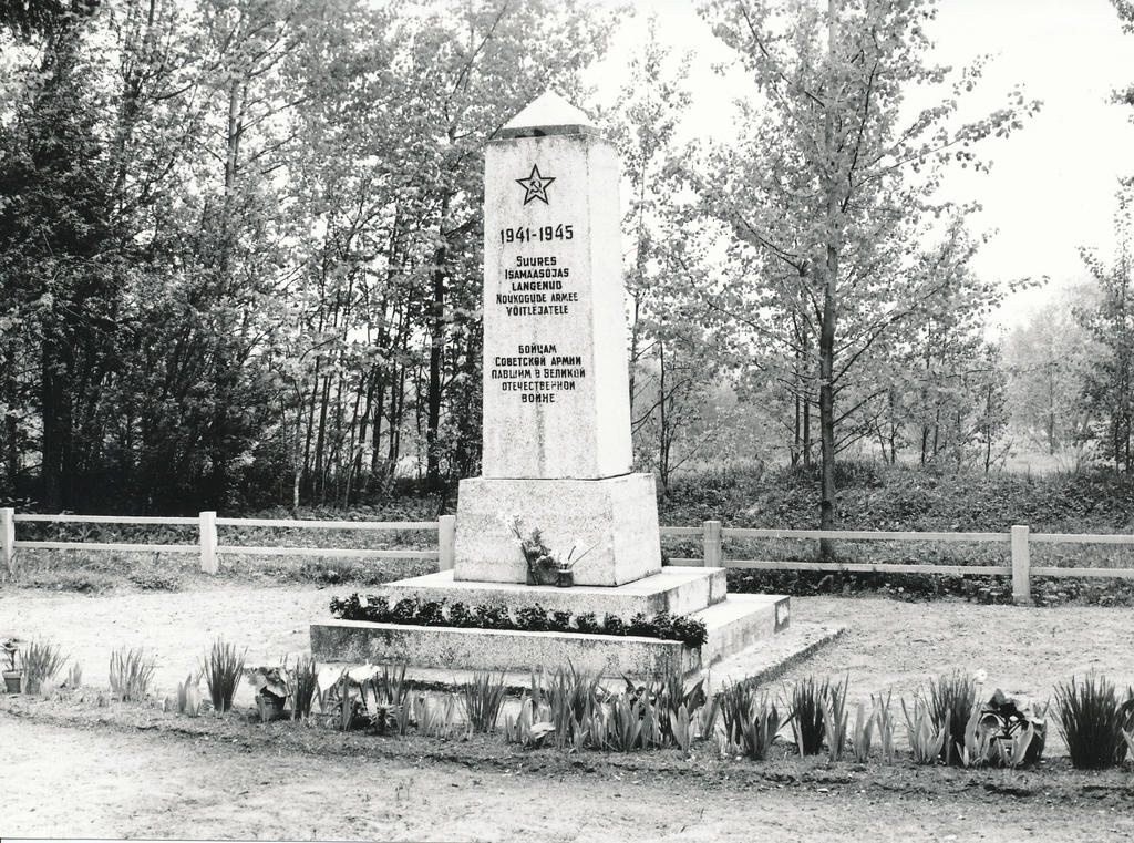 Photo.vennashaud with a monument in Rõuge village council in Rõuge old cemetery.(mais 1977)
