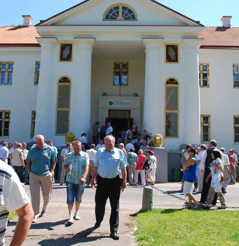 Outdoor view of the main building of Tihemetsa demonstration sophoostehnika. rephoto