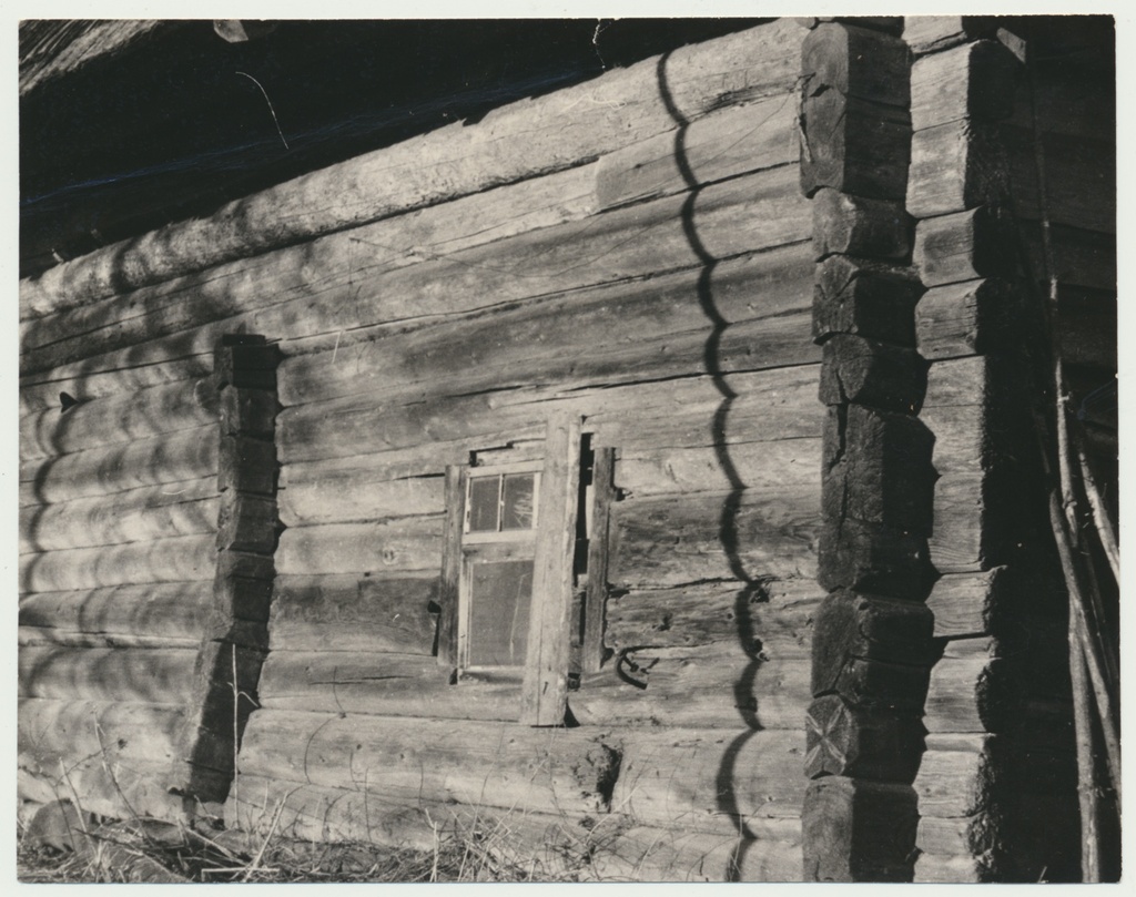 foto Holstre, Kipi vana taluhoone, kuulus aken, u 1965 Foto A.Kiisla