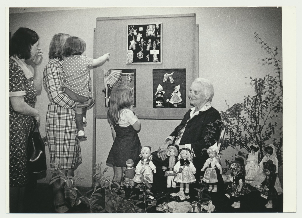 foto, Viljandi kultuurimaja, nukunäitus, 1981, foto E. Veliste
