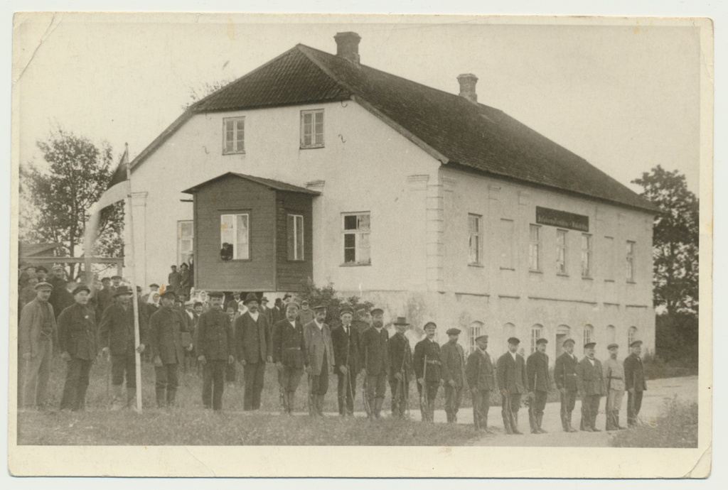 fotokoopia, Viljandimaa, Holstre vallamaja, ees valla kütirühm 1921