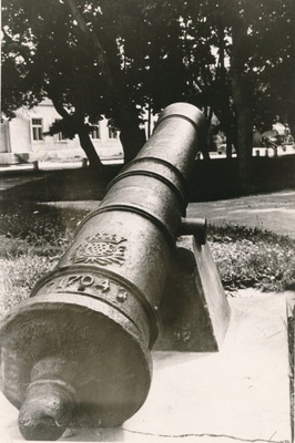 Photo. A grandpal in front of the Haapsalu Home Nature Museum. Photo 1950s.  duplicate photo
