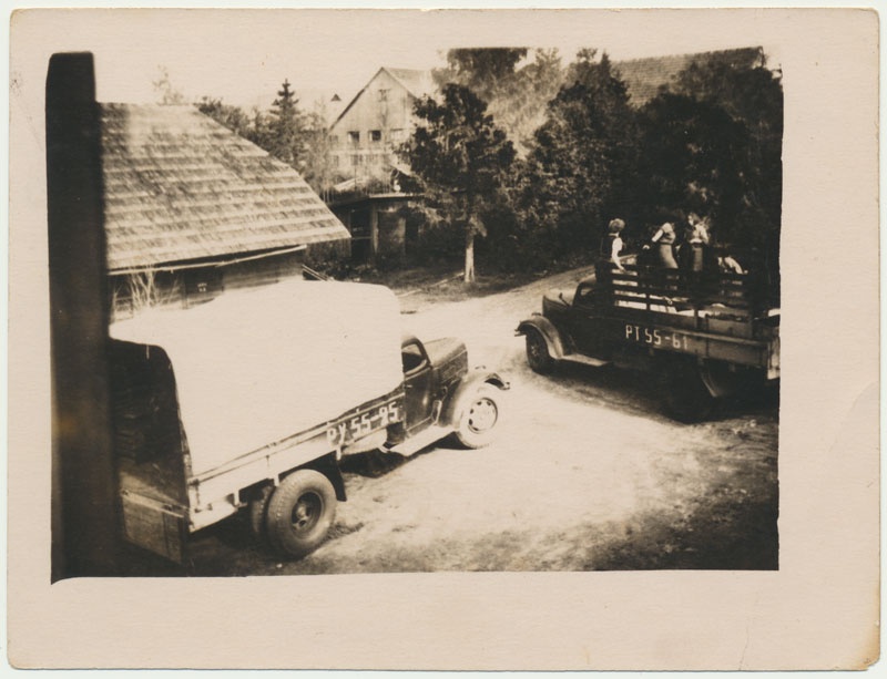 foto, Viljandimaa, Vana-Kariste v, taluõuel 2 veoautot ZIS-150 u 1950