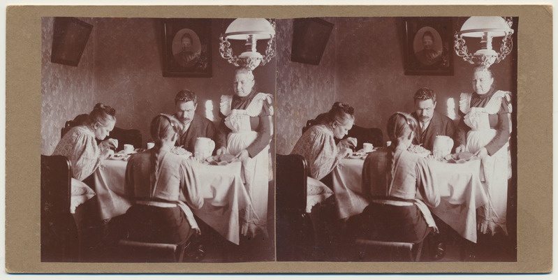 stereofoto, 4 inimest söögilauas, sh. Jaan Riet, ~ 1905