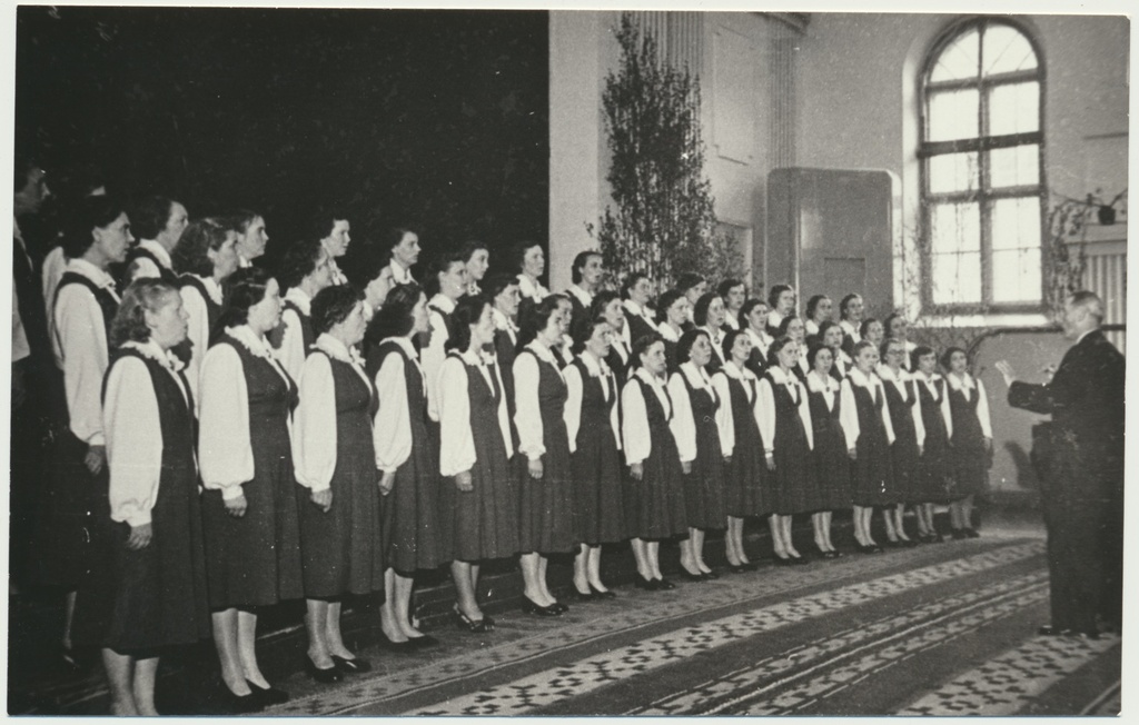 foto, Viljandi 1. keskkooli naiskoor Tungal, 1968