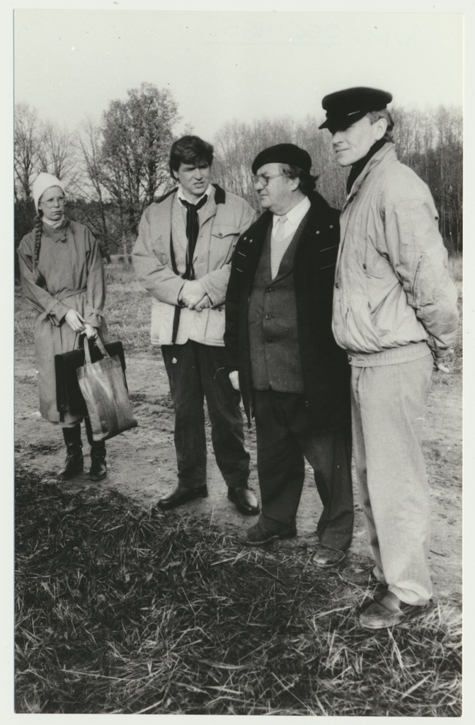 foto, Viljandimaa, Kiini talu, S. Ekbaumi, M. Nurme mälestuskivi avamine, sh Päärn Hint, Harry Raudkivi, 1992