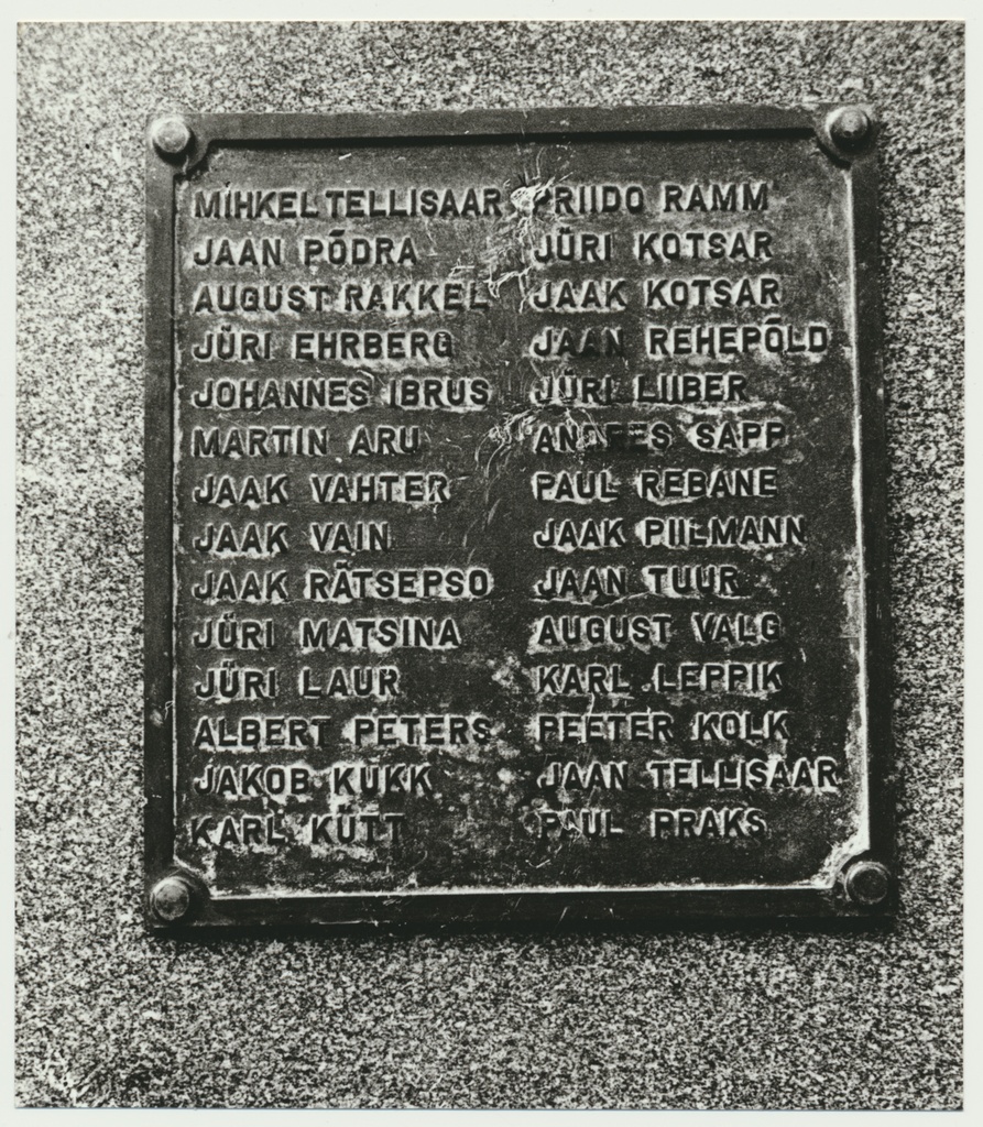 foto, Viljandimaa, Pilistvere, Vabadussõjas langenute mälestussamba plaat, 1991, foto E. Veliste