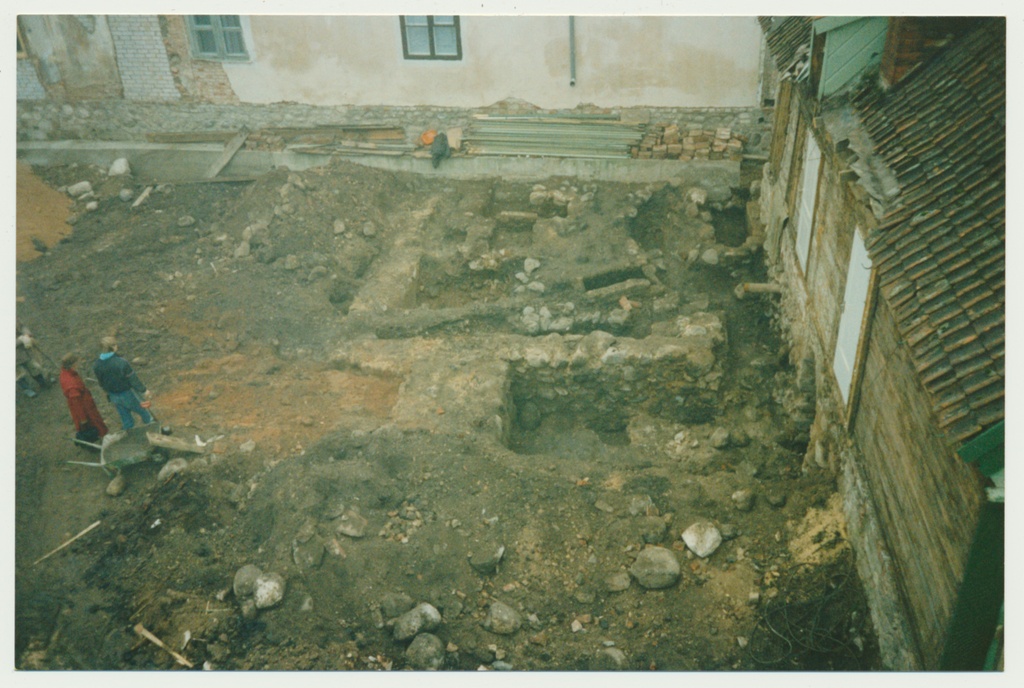 värvifoto, Viljandi Muuseumi õu, arheoloogilised väljakaevamised, 1993, foto E. Veliste