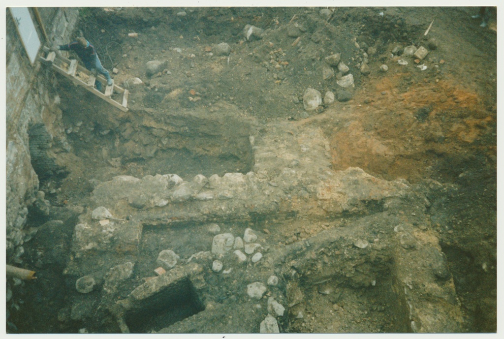 värvifoto, Viljandi Muuseumi õu, arheoloogilised väljakaevamised, 1993, foto E. Veliste