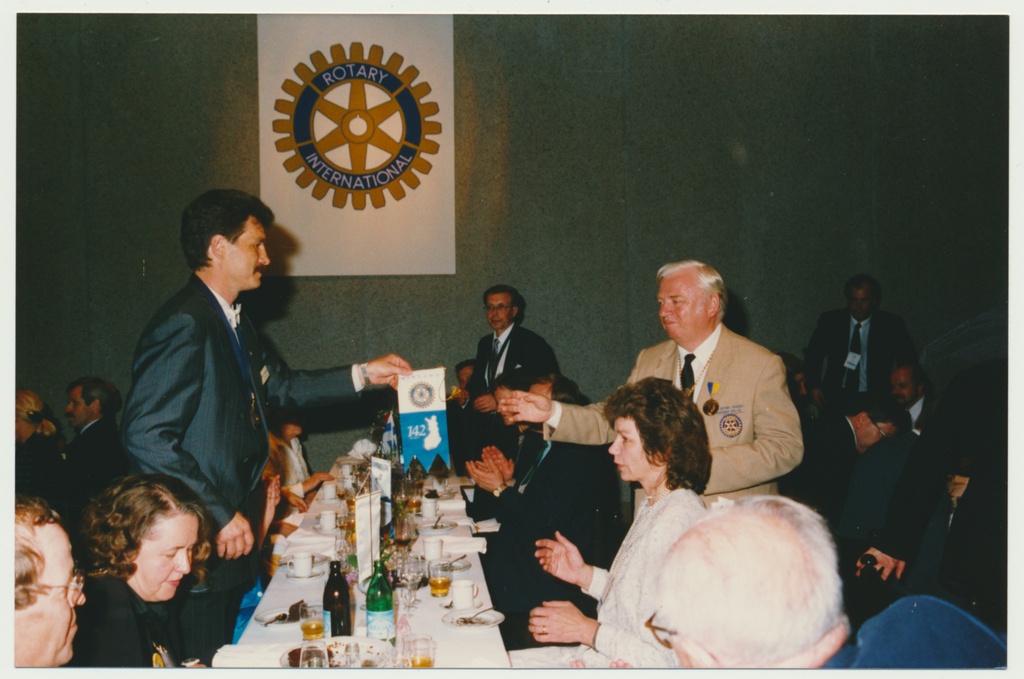 värvifoto, Viljandi, teater Ugala, Viljandi Rotary klubi asutamine, 15.05.1993