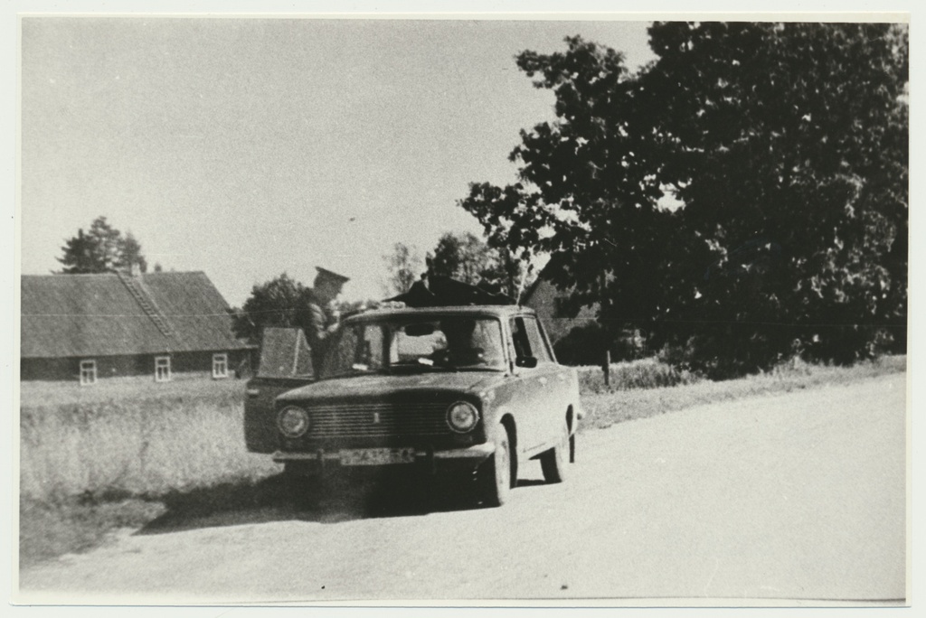 foto, Viljandimaa, Tarvastu, keelatud muinsuskaitse päevad, miilitsa kontrollpost, 05.09.1987, foto T. Matson