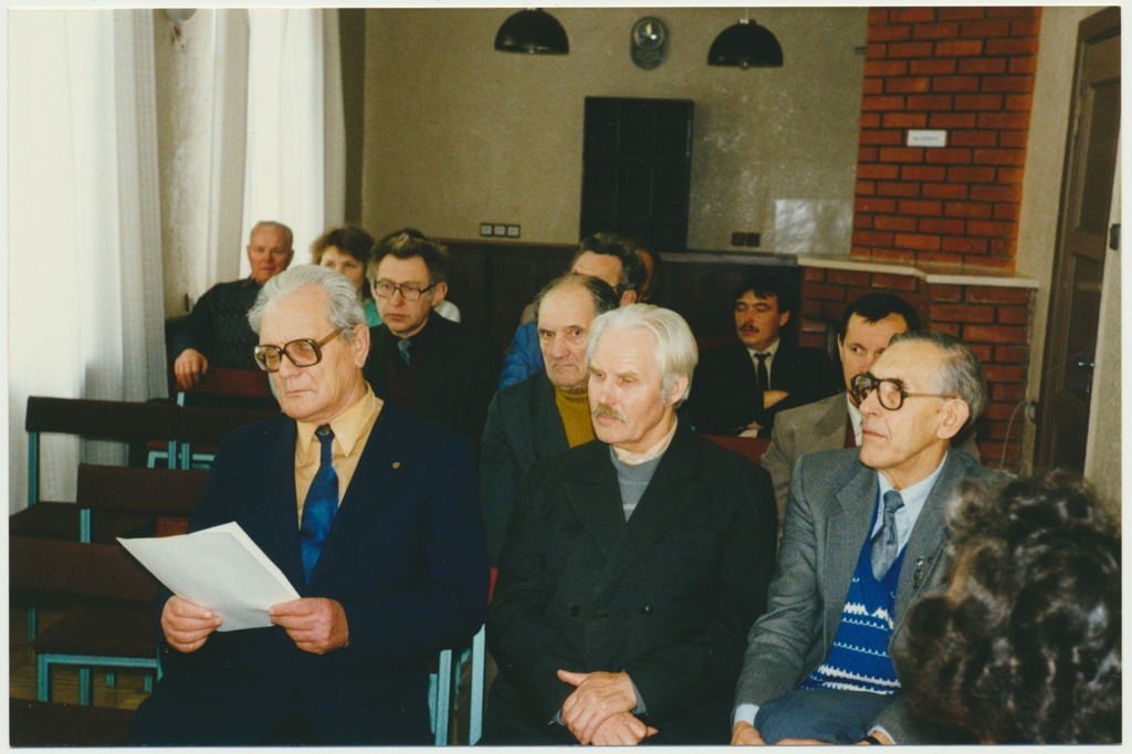 värvifoto, Viljandimaa Muinsuskaitse ühenduse Suurkogu, J. Pihlak, 1993, foto J. Laur
