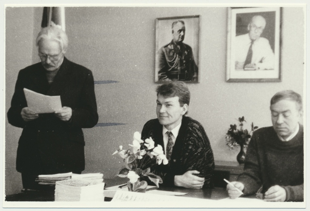 foto, Viljandimaa Muinsuskaitse ühenduse Suurkogu, E. Kunst, J. Pihlak, H. Metsamärt, 1993, foto J. Laur