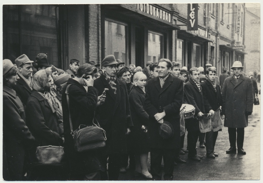 foto, Viljandi, ELKNÜ 50, mälestustahvli avamine Lossi tn 26, 1968, foto E. Veliste